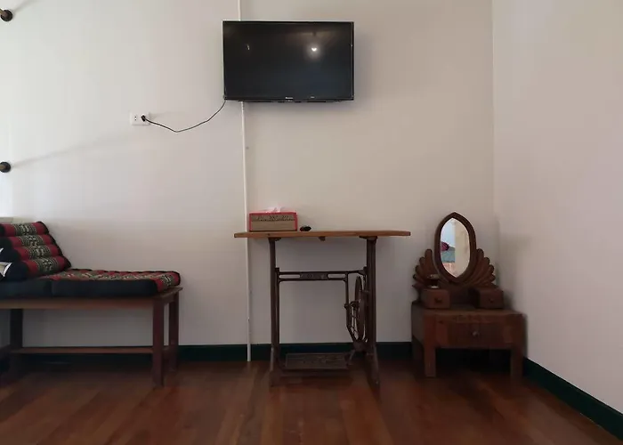 Отель типа "постель и завтрак" Pimthong Place 3*